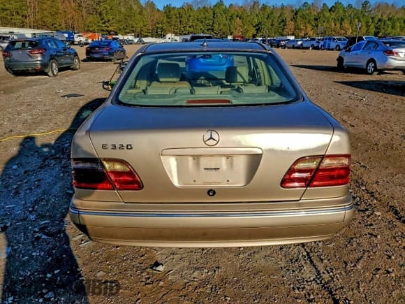 ✅ 2002 Mercedes-Benz E 320 • VIN: WDBJF65J72B466358 • Лот: 93774535. Опубликован ранее на Copart с пробегом 370 139 миль. Бесплатный доступ к архиву аукционных продаж из США и подробный отчёт об истории автомобиля на DreamBid. Изображение 6.