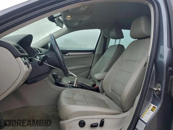 ✅ 2015 Volkswagen Passat S • VIN: 1VWAS7A30FC121373 • Lot: 93831955. Wystawiony na Copart z przebiegiem 84 327 mil. Bezpłatny archiwum sprzedaży aukcyjnych z USA i szczegółowy raport historii pojazdu na DreamBid. Zdjęcie 7.