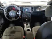 ✅ 2014 Volkswagen Beetle Entry • VIN: 3VWF17AT7EM659056 • Lot: 81663565. Wystawiony na Copart z przebiegiem 129 208 mil. Bezpłatny archiwum sprzedaży aukcyjnych z USA i szczegółowy raport historii pojazdu na DreamBid. Zdjęcie 8.