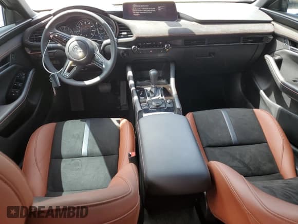 ✅ 2024 Mazda 3 Carbon Edition • VIN: JM1BPBYY4R1704817 • Lot: 82060155. Wystawiony na Copart z przebiegiem 8 435 mil. Bezpłatny archiwum sprzedaży aukcyjnych z USA i szczegółowy raport historii pojazdu na DreamBid. Zdjęcie 8.