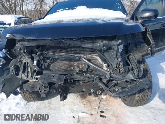 ✅ 2021 Chevrolet Suburban LT • VIN: 1GNSKCKD3MR266318 • Lot: 41333545. Wystawiony na IAAI z przebiegiem 125 032 mil. Bezpłatny archiwum sprzedaży aukcyjnych z USA i szczegółowy raport historii pojazdu na DreamBid. Zdjęcie 6.