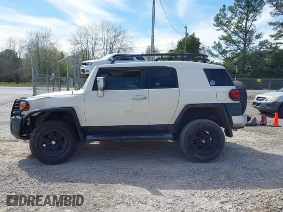 ✅ 2013 Toyota FJ Cruiser • VIN: JTEBU4BF0DK170158 • Lot: 41835356. Wystawiony na IAAI z przebiegiem 128 087 mil. Bezpłatny archiwum sprzedaży aukcyjnych z USA i szczegółowy raport historii pojazdu na DreamBid. Zdjęcie 15.