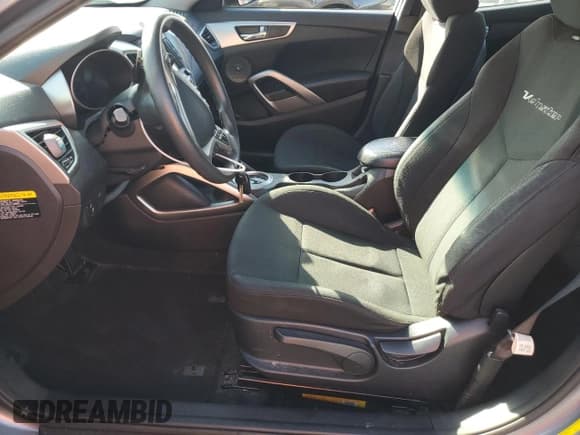 ✅ 2015 Hyundai Veloster • VIN: KMHTC6AD4FU238598 • Lot: 81875334. Wystawiony na Copart z przebiegiem 92 443 mil. Bezpłatny archiwum sprzedaży aukcyjnych z USA i szczegółowy raport historii pojazdu na DreamBid. Zdjęcie 7.