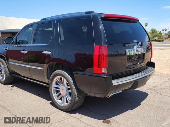 ✅ 2014 Cadillac Escalade Platinum • VIN: 1GYS4DEF7ER118044 • Lot: 68219595. Wystawiony na Copart z przebiegiem 103 884 mil. Bezpłatny archiwum sprzedaży aukcyjnych z USA i szczegółowy raport historii pojazdu na DreamBid. Zdjęcie 3.