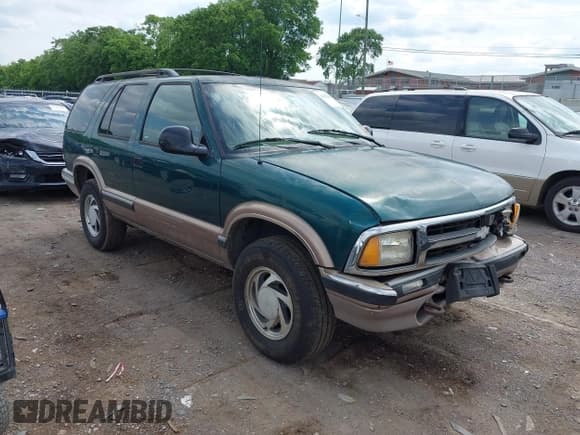 ✅ 1997 Chevrolet Blazer LS • VIN: 1GNDT13W8V2229785 • Lot: 42222096. Wystawiony na IAAI z przebiegiem 244 955 mil. Bezpłatny archiwum sprzedaży aukcyjnych z USA i szczegółowy raport historii pojazdu na DreamBid. Zdjęcie 1.