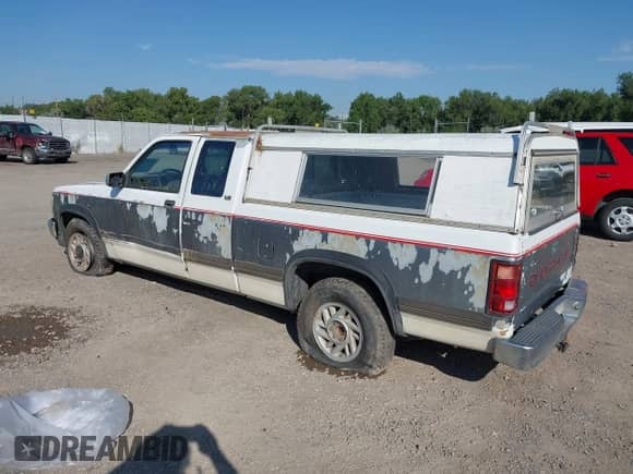 1993 Dodge Dakota с VIN 1B7FL23X2PS181428, выставлен на аукционе IAAI как лот 42793536 с пробегом 274 650 миль миль и . История ставок и продаж доступна на DreamBid. Изображение 3.