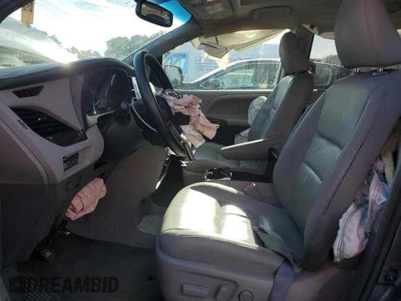 ✅ 2017 Toyota Sienna XLE • VIN: 5TDDZ3DCXHS165849 • Lot: 84985585. Wystawiony na Copart z przebiegiem 82 857 mil. Bezpłatny archiwum sprzedaży aukcyjnych z USA i szczegółowy raport historii pojazdu na DreamBid. Zdjęcie 7.