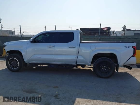 ✅ 2025 Toyota Tacoma SR • VIN: 3TYLB5JN7ST067889 • Лот: 42444254. Опубликован ранее на IAAI с пробегом 5 786 миль. Бесплатный доступ к архиву аукционных продаж из США и подробный отчёт об истории автомобиля на DreamBid. Изображение 15.