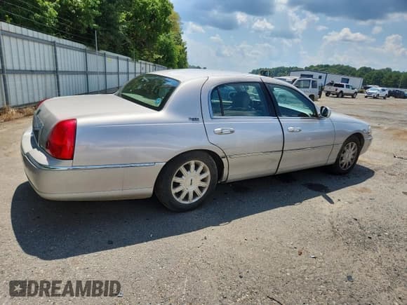 ✅ 2009 Lincoln Town Car Signature Limited • VIN: 2LNHM82V59X617838 • Lot: 70874205. Wystawiony na Copart z przebiegiem 131 691 mil. Bezpłatny archiwum sprzedaży aukcyjnych z USA i szczegółowy raport historii pojazdu na DreamBid. Zdjęcie 3.