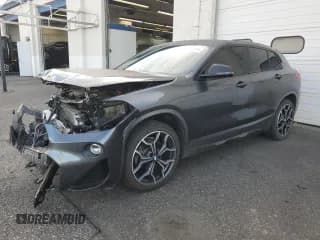 ✅ 2018 BMW X2 xDrive28i • VIN: WBXYJ5C30JEF77768 • Лот: 89852115. Опубликован ранее на Copart с пробегом 70 257 миль. Бесплатный доступ к архиву аукционных продаж из США и подробный отчёт об истории автомобиля на DreamBid. Изображение 1.