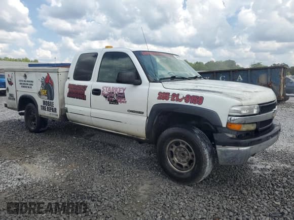 ✅ 2002 Chevrolet Silverado 1500 • VIN: 1GBHC29U62E300518 • Лот: 54900015. Опубликован ранее на Copart с пробегом Не указан. Бесплатный доступ к архиву аукционных продаж из США и подробный отчёт об истории автомобиля на DreamBid. Изображение 4.