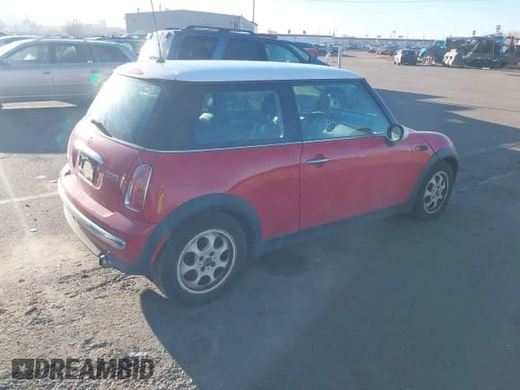 ✅ 2002 MINI Hardtop • VIN: WMWRC33402TC30136 • Lot: 43905817. Wystawiony na IAAI z przebiegiem 82 061 mil. Bezpłatny archiwum sprzedaży aukcyjnych z USA i szczegółowy raport historii pojazdu na DreamBid. Zdjęcie 4.