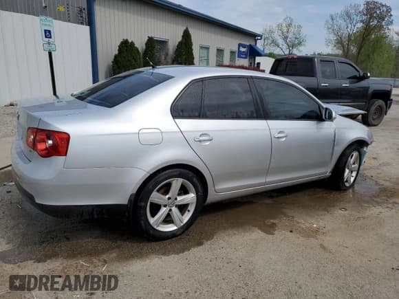 ✅ 2010 Volkswagen Jetta Limited Edition • VIN: 3VWAX7AJ1AM105397 • Lot: 53749085. Wystawiony na Copart z przebiegiem 159 224 mil. Bezpłatny archiwum sprzedaży aukcyjnych z USA i szczegółowy raport historii pojazdu na DreamBid. Zdjęcie 3.