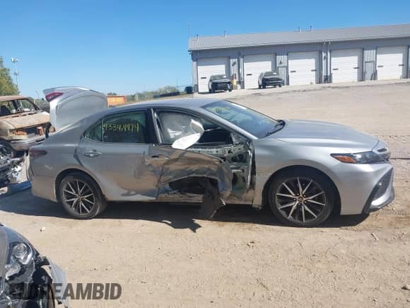 2022 Toyota Camry SE z VIN 4T1G11AK5NU018670, wystawiony jako IAAI lot #43344974 z przebiegiem 122 219 mil mil oraz . Historia ofert i sprzedaży dostępna na DreamBid. Obrazek 14.