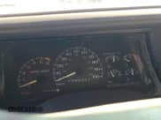 ✅ 1996 Chevrolet Silverado 1500 • VIN: 1GCEC19M8TE122492 • Lot: 89697225. Wystawiony na Copart z przebiegiem 219 796 mil. Bezpłatny archiwum sprzedaży aukcyjnych z USA i szczegółowy raport historii pojazdu na DreamBid. Zdjęcie 9.