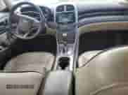 2013 Chevrolet Malibu LTZ z VIN 1G11H5SAXDF277489, wystawiony jako Copart lot #84701695 z przebiegiem 124 823 mil mil oraz Szkoda całkowita • Salvage title. Historia ofert i sprzedaży dostępna na DreamBid. Obrazek 8.