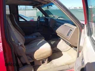 1994 Chevrolet Suburban z VIN 1GNFK16K9RJ334433, wystawiony jako IAAI lot #43559913 z przebiegiem 322 899 mil mil oraz . Historia ofert i sprzedaży dostępna na DreamBid. Obrazek 5.