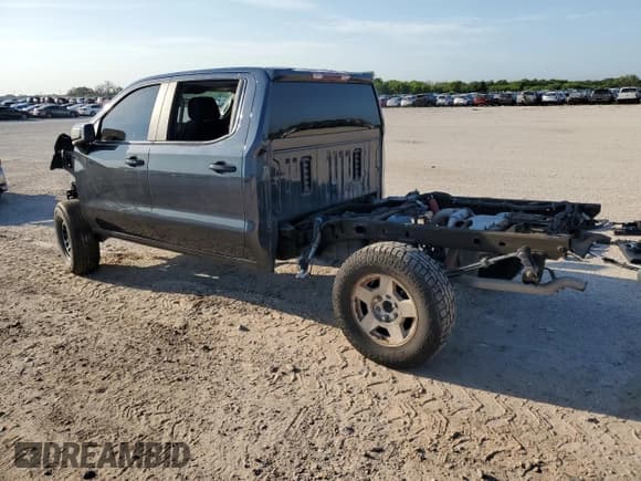 ✅ 2021 Chevrolet Silverado 1500 LT Trail Boss • VIN: 1GCPYFED1MZ251715 • Lot: 62395524. Wystawiony na Copart z przebiegiem Nie podano. Bezpłatny archiwum sprzedaży aukcyjnych z USA i szczegółowy raport historii pojazdu na DreamBid. Zdjęcie 2.