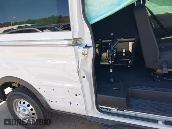 ✅ 2024 Ford Transit Passenger XL • VIN: 1FBAX9Y82RKB84992 • Lot: 42097881. Listed on IAAI with 527 mi. Free auction sales archive from the USA and detailed vehicle history report at DreamBid. Image 18.