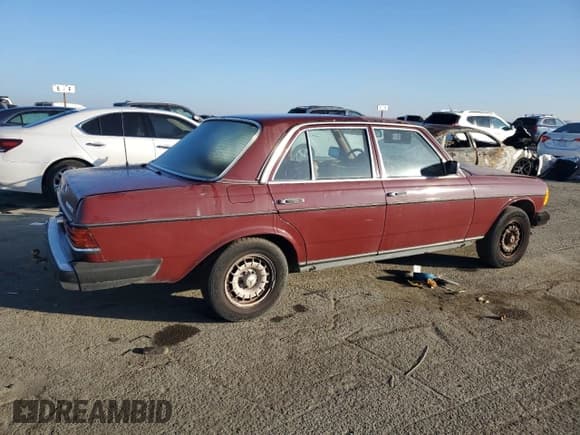 ✅ 1983 Mercedes-Benz 300 D • VIN: WDBAB33A8DB029422 • Lot: 41494185. Listed on Copart with 194,507 mi. Free auction sales archive from the USA and detailed vehicle history report at DreamBid. Image 3.