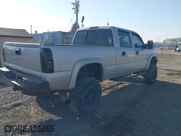 ✅ 2005 Chevrolet Silverado 2500HD LS • VIN: 1GCHK232X5F834481 • Lot: 43302751. Wystawiony na IAAI z przebiegiem 196 320 mil. Bezpłatny archiwum sprzedaży aukcyjnych z USA i szczegółowy raport historii pojazdu na DreamBid. Zdjęcie 4.