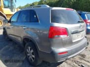 ✅ 2011 Kia Sorento LX • VIN: 5XYKTDA21BG169660 • Lot: 43135061. Wystawiony na IAAI z przebiegiem 211 308 mil. Bezpłatny archiwum sprzedaży aukcyjnych z USA i szczegółowy raport historii pojazdu na DreamBid. Zdjęcie 3.