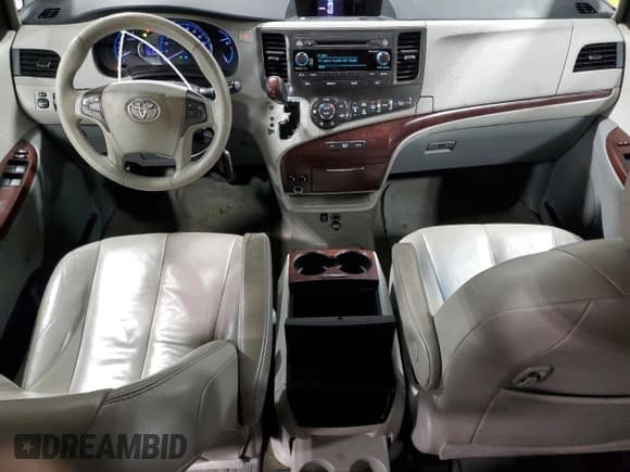 ✅ 2013 Toyota Sienna XLE AAS • VIN: 5TDYK3DCXDS301834 • Lot: 83844755. Wystawiony na Copart z przebiegiem 154 282 mil. Bezpłatny archiwum sprzedaży aukcyjnych z USA i szczegółowy raport historii pojazdu na DreamBid. Zdjęcie 8.