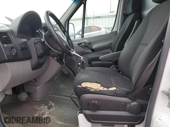 ✅ 2017 Mercedes-Benz Sprinter Cargo Worker • VIN: WD3PE8CD5HP521290 • Lot: 81005974. Wystawiony na Copart z przebiegiem Nie podano. Bezpłatny archiwum sprzedaży aukcyjnych z USA i szczegółowy raport historii pojazdu na DreamBid. Zdjęcie 7.