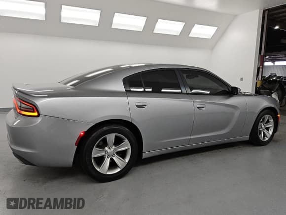 ✅ 2015 Dodge Charger SE • VIN: 2C3CDXBG4FH928648 • Lot: 84612195. Wystawiony na Copart z przebiegiem 149 311 mil. Bezpłatny archiwum sprzedaży aukcyjnych z USA i szczegółowy raport historii pojazdu na DreamBid. Zdjęcie 3.