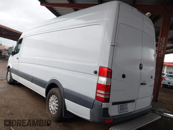 ✅ 2015 Mercedes-Benz Sprinter Cargo EXT • VIN: WD3PE8DBXFP136415 • Lot: 43326501. Wystawiony na IAAI z przebiegiem 245 622 mil. Bezpłatny archiwum sprzedaży aukcyjnych z USA i szczegółowy raport historii pojazdu na DreamBid. Zdjęcie 3.