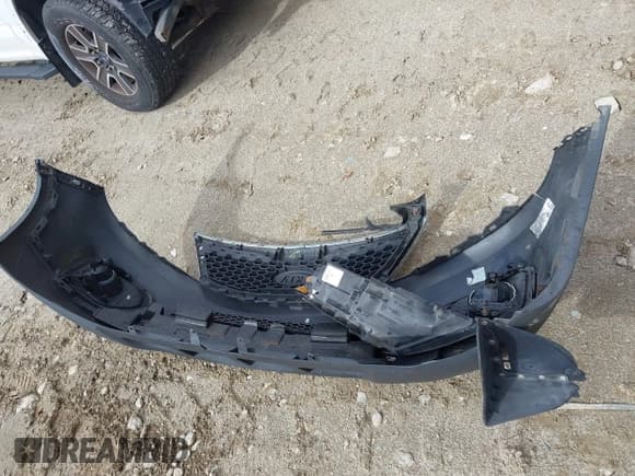 ✅ 2011 Kia Sorento LX • VIN: 5XYKT3A14BG127484 • Lot: 43583092. Listed on IAAI with 163,483 mi. Free auction sales archive from the USA and detailed vehicle history report at DreamBid. Image 12.