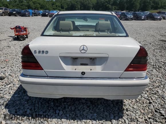 ✅ 1998 Mercedes-Benz C 230/260/280/320 • VIN: WDBHA23G0WA608980 • Lot: 64308315. Wystawiony na Copart z przebiegiem 176 172 mil. Bezpłatny archiwum sprzedaży aukcyjnych z USA i szczegółowy raport historii pojazdu na DreamBid. Zdjęcie 6.