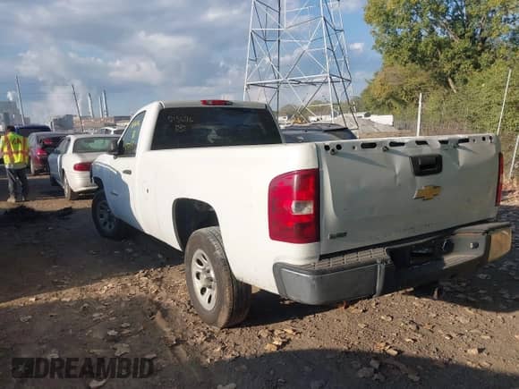 2010 Chevrolet Silverado 1500 Work Truck z VIN 1GCPCPEA1AZ215626, wystawiony jako IAAI lot #43373577 z przebiegiem 286 892 mil mil oraz . Historia ofert i sprzedaży dostępna na DreamBid. Obrazek 3.