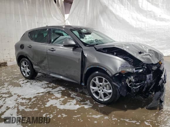 2024 Dodge Hornet R/T z VIN ZACPDFCWXR3A32989, wystawiony jako Copart lot #60860585 z przebiegiem 22 837 mil mil oraz Czysty tytuł • Clean title. Historia ofert i sprzedaży dostępna na DreamBid. Obrazek 4.