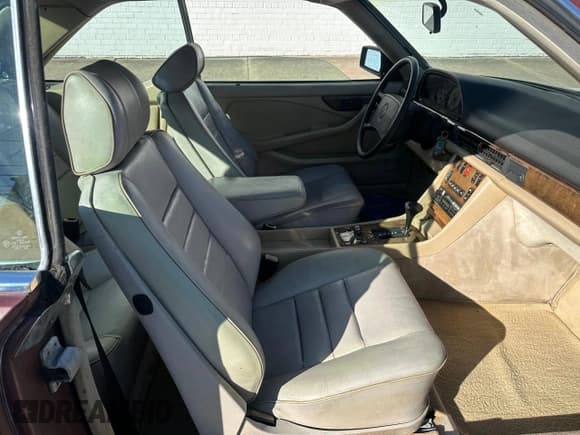 ✅ 1986 Mercedes-Benz 560 560SEC • VIN: WDBCA45D2GA206016 • Lot: 54577205. Wystawiony na Copart z przebiegiem 205 332 mil. Bezpłatny archiwum sprzedaży aukcyjnych z USA i szczegółowy raport historii pojazdu na DreamBid. Zdjęcie 5.