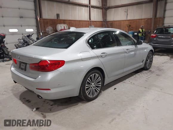 ✅ 2019 BMW 5 Series 530i xDrive • VIN: WBAJA7C59KWW05522 • Лот: 43828823. Опубликован ранее на IAAI с пробегом 80 576 миль. Бесплатный доступ к архиву аукционных продаж из США и подробный отчёт об истории автомобиля на DreamBid. Изображение 4.