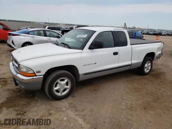 2000 Dodge Dakota z VIN 1B7GL22X4YS517720, wystawiony jako Copart lot #66695224 z przebiegiem 124 207 mil mil oraz Szkoda całkowita • Salvage title. Historia ofert i sprzedaży dostępna na DreamBid. Obrazek 1.