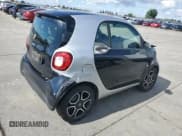 ✅ 2016 Smart fortwo Prime • VIN: WMEFJ5DA3GK073788 • Lot: 85151445. Wystawiony na Copart z przebiegiem 102 443 mil. Bezpłatny archiwum sprzedaży aukcyjnych z USA i szczegółowy raport historii pojazdu na DreamBid. Zdjęcie 3.