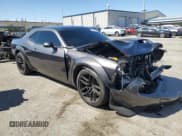 ✅ 2022 Dodge Challenger R/T Scat Pack Widebody • VIN: 2C3CDZFJ5NH258205 • Lot: 49978164. Wystawiony na Copart z przebiegiem 18 398 mil. Bezpłatny archiwum sprzedaży aukcyjnych z USA i szczegółowy raport historii pojazdu na DreamBid. Zdjęcie 4.