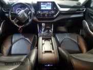 ✅ 2021 Toyota Highlander XLE • VIN: 5TDGZRBH1MS086417 • Lot: 90036635. Wystawiony na Copart z przebiegiem 84 462 mil. Bezpłatny archiwum sprzedaży aukcyjnych z USA i szczegółowy raport historii pojazdu na DreamBid. Zdjęcie 8.