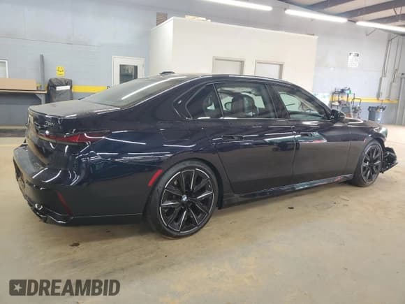 ✅ 2023 BMW 7 Series 760i xDrive • VIN: WBA33EJ01PCM34367 • Лот: 66617815. Опубликован ранее на Copart с пробегом 21 759 миль. Бесплатный доступ к архиву аукционных продаж из США и подробный отчёт об истории автомобиля на DreamBid. Изображение 3.