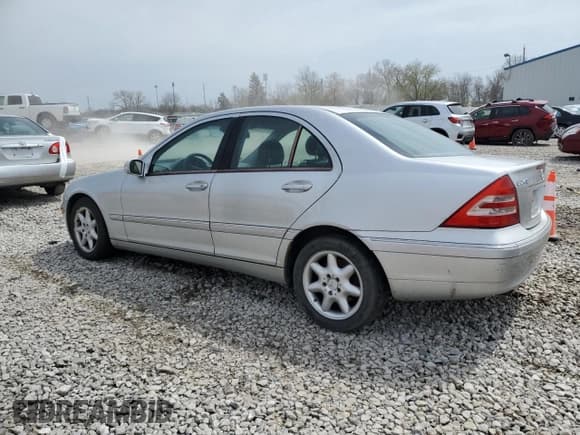 ✅ 2004 Mercedes-Benz C 240 • VIN: WDBRF81J74F546257 • Лот: 52402645. Опубликован ранее на Copart с пробегом 121 710 миль. Бесплатный доступ к архиву аукционных продаж из США и подробный отчёт об истории автомобиля на DreamBid. Изображение 2.