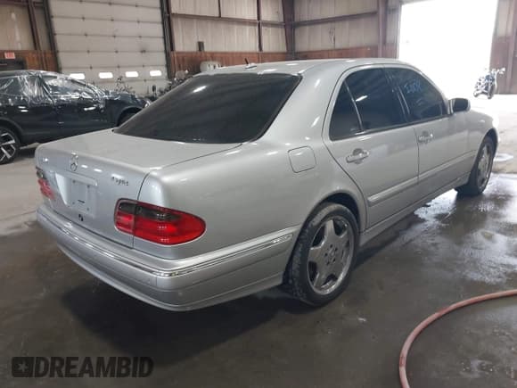 ✅ 2002 Mercedes-Benz E 320 • VIN: WDBJF83J52X067093 • Лот: 42119505. Опубликован ранее на IAAI с пробегом 170 647 миль. Бесплатный доступ к архиву аукционных продаж из США и подробный отчёт об истории автомобиля на DreamBid. Изображение 4.