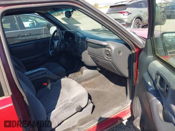 1999 Chevrolet Blazer LS z VIN 1GNCT18W6XK240758, wystawiony jako IAAI lot #42729667 z przebiegiem Nie podano mil oraz . Historia ofert i sprzedaży dostępna na DreamBid. Obrazek 5.