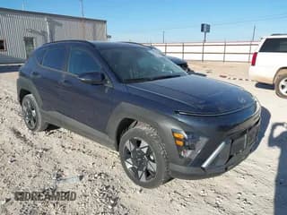 ✅ 2025 Hyundai Kona SEL • VIN: KM8HBCAB0SU203959 • Лот: 43911308. Опубликован ранее на IAAI с пробегом 28 662 миль. Бесплатный доступ к архиву аукционных продаж из США и подробный отчёт об истории автомобиля на DreamBid. Изображение 1.