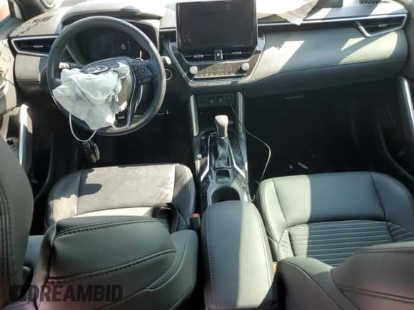 ✅ 2023 Toyota Corolla Cross Hybrid S • VIN: 7MUFBABG5PV011223 • Лот: 67961455. Опубликован ранее на Copart с пробегом 29 029 миль. Бесплатный доступ к архиву аукционных продаж из США и подробный отчёт об истории автомобиля на DreamBid. Изображение 8.