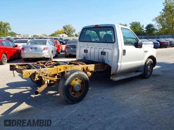 ✅ 2005 Ford F-250 XL • VIN: 1FTNF20515EC71137 • Lot: 43313926. Wystawiony na IAAI z przebiegiem 42 061 mil. Bezpłatny archiwum sprzedaży aukcyjnych z USA i szczegółowy raport historii pojazdu na DreamBid. Zdjęcie 4.