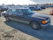 ✅ 1983 Mercedes-Benz 380 • VIN: WDB12603312037150 • Lot: 94060095. Wystawiony na Copart z przebiegiem 117 135 mil. Bezpłatny archiwum sprzedaży aukcyjnych z USA i szczegółowy raport historii pojazdu na DreamBid. Zdjęcie 4.