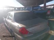 ✅ 2002 Kia Spectra • VIN: KNAFB121925201589 • Lot: 41348561. Wystawiony na IAAI z przebiegiem 173 300 mil. Bezpłatny archiwum sprzedaży aukcyjnych z USA i szczegółowy raport historii pojazdu na DreamBid. Zdjęcie 3.