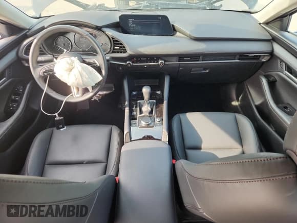 ✅ 2025 Mazda 3 S Select Sport • VIN: 3MZBPABM1SM473686 • Lot: 82748045. Wystawiony na Copart z przebiegiem 6 785 mil. Bezpłatny archiwum sprzedaży aukcyjnych z USA i szczegółowy raport historii pojazdu na DreamBid. Zdjęcie 8.